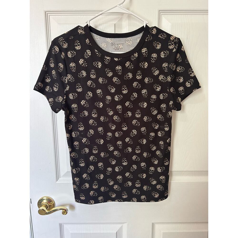 Black ribbed scoop neck shirt.